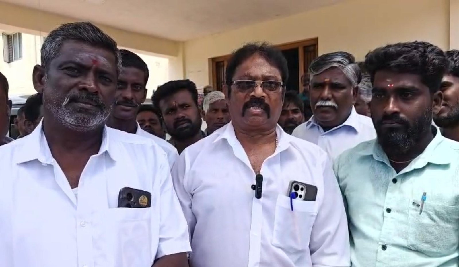 மேலூரில் பாலாற்றின் குறுக்கே மாற்று இடத்தில் தடுப்பணை கட்ட எதிர்ப்பு