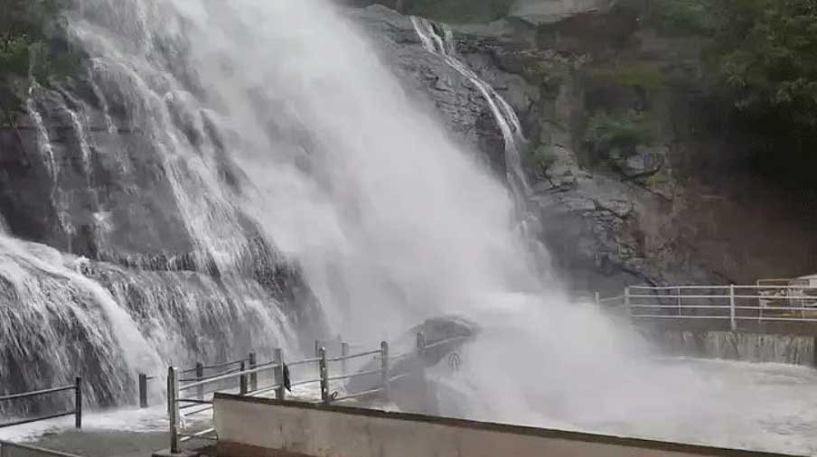 குற்றால அருவிகளில் குளிக்கத் தடை: சுற்றுலா பயணிகள் ஏமாற்றம்