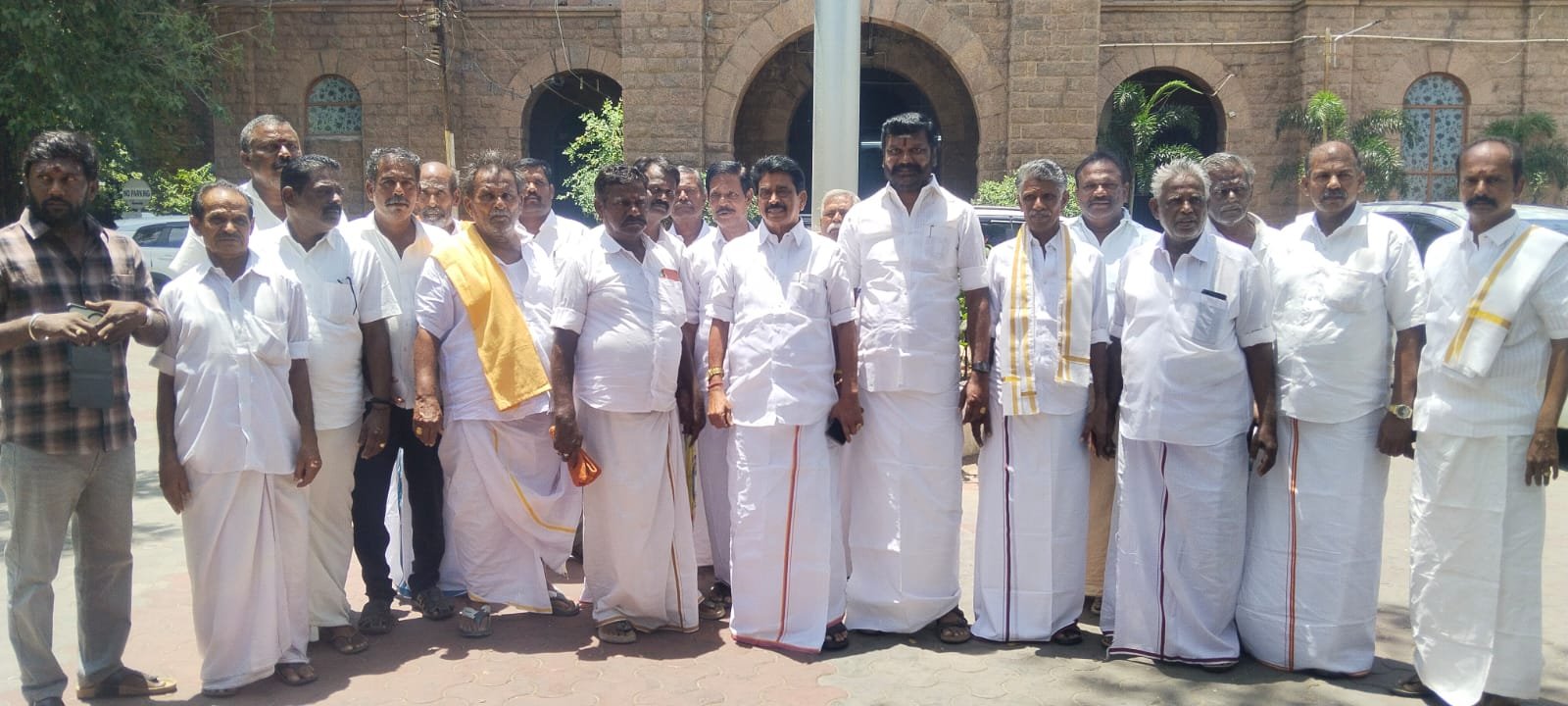 செக்கானூரணி பேருந்து நிலையத்திற்கு பி.கே. மூக்கையா தேவர் பெயர் சூட்ட கோரிக்கை: முன்னாள் எம்.எல்.ஏ பி.வி. கதிரவன் தலைமையில் மக்கள் மனு!