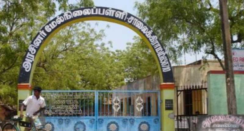 சிவகங்கை அருகே அரசு பள்ளியில் மாணவர்கள் மோதல்: ஒருவருக்கு கத்திக்குத்து