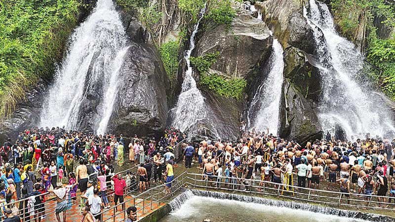 குற்றால அருவிகளில் குளிக்க சுற்றுலா பயணிகள் ஆர்வம்