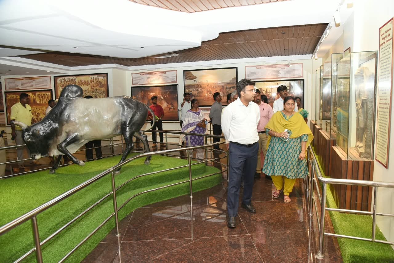மதுரை அலங்காநல்லூரில் ஜல்லிக்கட்டு அரங்கில் சுற்றுலா மேம்பாட்டுப் பணிகள்: ஆட்சியர் ஆய்வு